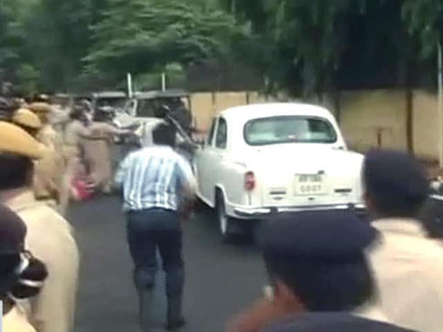 Videos : नीतीश के बुलावे पर पटना पहुंचे केजरीवाल को दिखाए गए काले झंडे