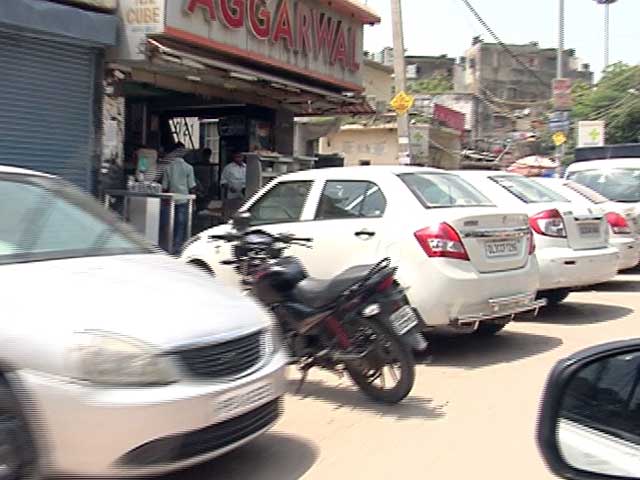 नेशनल रिपोर्टर :  फुटपाथ पर चलती हैं गाड़ियां, सड़कों पर चलते हैं लोग