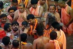 नासिक कुंभ का पहला शाही स्नान, लाखों श्रद्धालु लगा रहे हैं आस्था की डुबकी नासिक कुंभ का पहला शाही स्नान, लाखों श्रद्धालु लगा रहे हैं आस्था की डुबकी