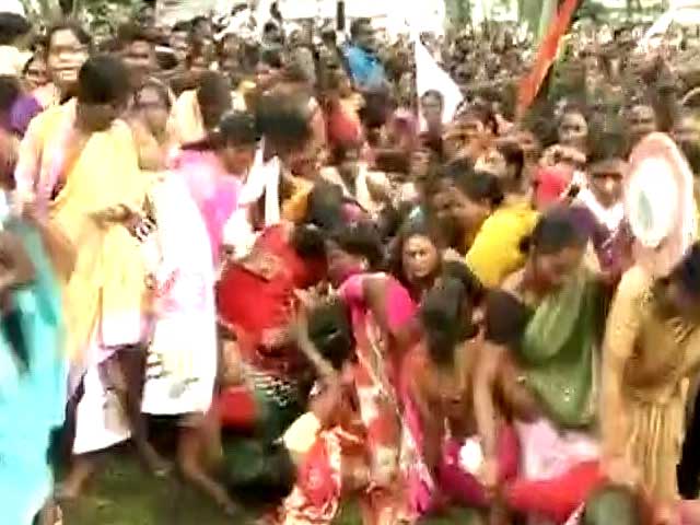 नागपुर में सीएम को राखी बांधने आई महिलाएं पुलिस से भिड़ीं