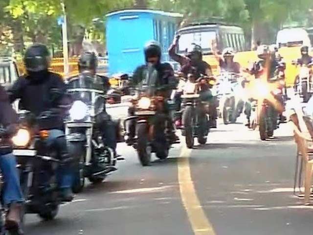 जंतर मंतर पर पूर्व सैनिकों को समर्थन देने पहुंचे बाइकर्स