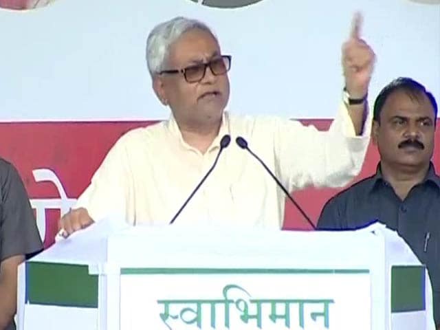 Video : Nitish Kumar Hits Out at PM Modi Over Land Ordinance at Patna Rally
