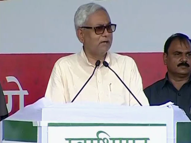 लैंड बिल पर मोदी सरकार को जनता के सामने घुटने टेकने पड़े : नीतीश