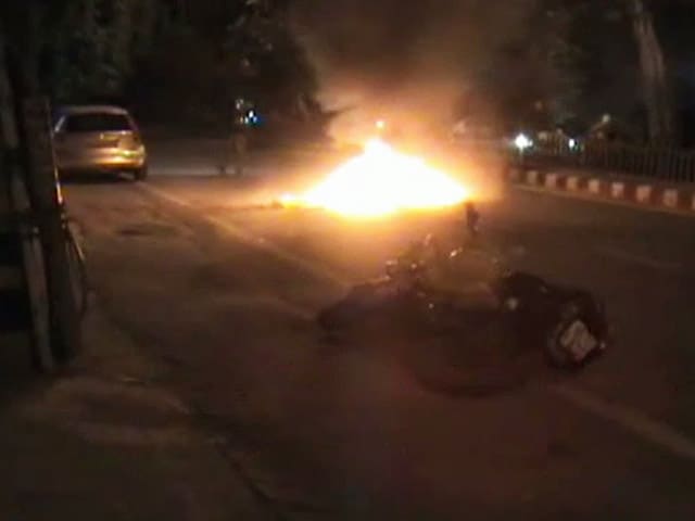 Videos : पूर्वी दिल्ली में सड़क हादसे में युवक की मौत, भीड़ ने बाइक फूंकी