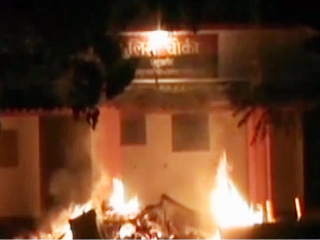 कथित हिरासत में युवक की मौत से आक्रोशित भीड़ ने पुलिस चौकी फूंकी