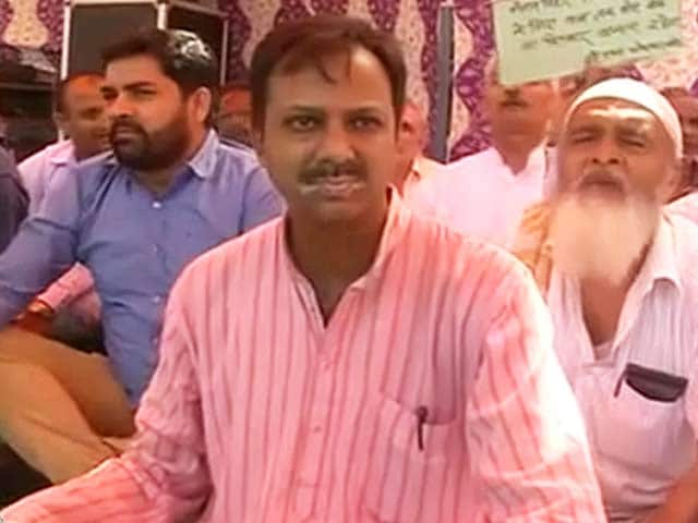 Video : केजरीवाल सरकार के खिलाफ सत्‍याग्रह पर बैठे AAP विधायक पंकज पुष्‍कर