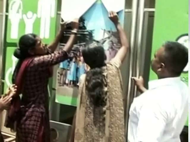 चेन्नई: पब्लिक टॉयलेट में तस्वीरें लगाने से नाराज लोग, पोस्टर फाड़े
