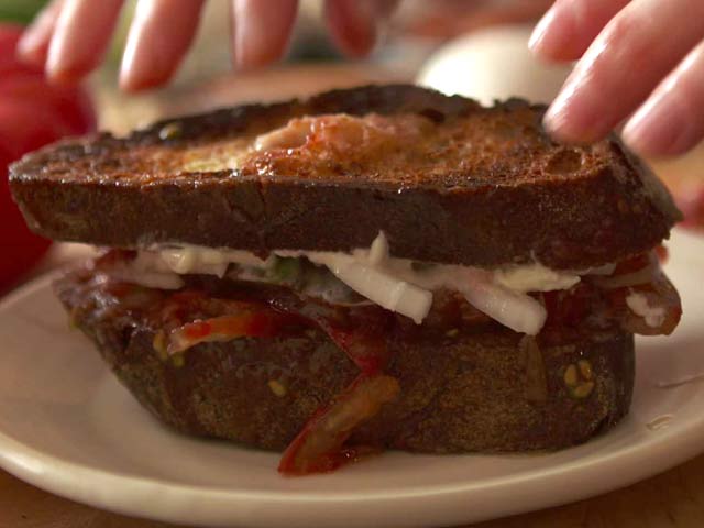 Video : Tomato Sandwiches