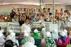 वित्त मंत्री से खफा पूर्व सैनिक, वादा पूरा न करने का आरोप वित्त मंत्री से खफा पूर्व सैनिक, वादा पूरा न करने का आरोप