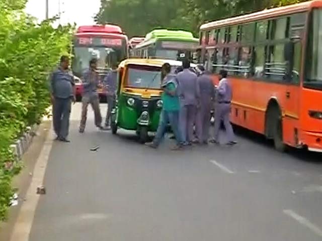 देश भर में ट्रेड यूनियनों की हड़ताल, सोदपुर में प्रदर्शनकारियों पर लाठीचार्ज