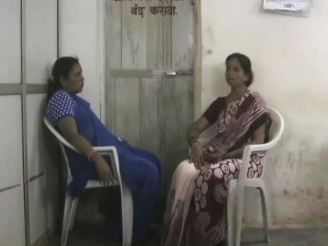 Video : मुंबई में एक 'मां' के हंगामे से डरकर RTO अधिकारी ने खुद को किया टॉयलेट में बंद