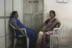 मुंबई में एक 'मां' के हंगामे से डरकर RTO अधिकारी ने खुद को किया टॉयलेट में बंद मुंबई में एक 'मां' के हंगामे से डरकर RTO अधिकारी ने खुद को किया टॉयलेट में बंद
