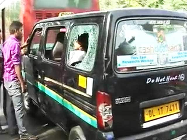 Videos : दिल्‍ली: ऑटो-टैक्‍सी चालकों की हड़ताल, चल रहे ऑटो-टैक्सियों में हड़ताल समर्थकों ने की तोड़फोड़