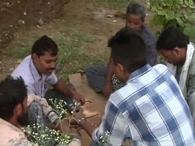 मजदूरों के हालात की सच्चाई, मजदूरों को धमकाते हैं ठेकेदार