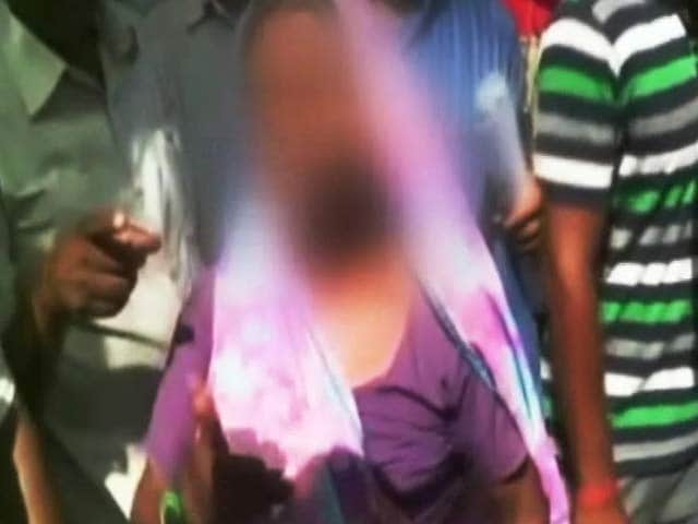 Videos : खबरों की खबर : छतरपुर में एक औरत को दलित होने की मिली सजा