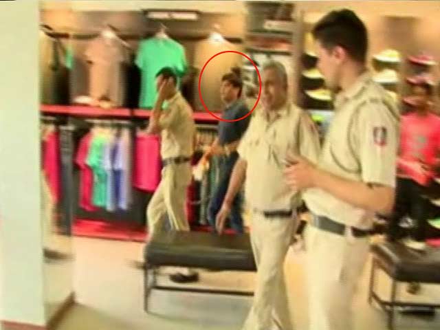 Video : Delhi Cops Take Gangster Shoe Shopping, Get the Boot