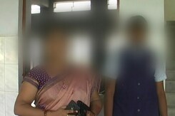 फतेहपुर : बच्ची को मेहंदी लगाने की दी सजा, ईंट से घिसकर हाथ पर किए घाव फतेहपुर : बच्ची को मेहंदी लगाने की दी सजा, ईंट से घिसकर हाथ पर किए घाव