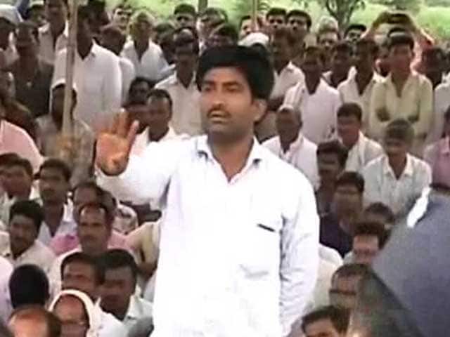 Video : 'Pay Me for My Sugarcane Or I'll Kill Myself': Farmer to Devendra Fadnavis
