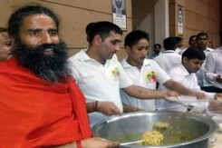 रामदेव ने लॉन्च किया अपना आटा नूडल्स, खुद बनाकर लोगों को परोसा रामदेव ने लॉन्च किया अपना आटा नूडल्स, खुद बनाकर लोगों को परोसा