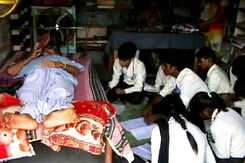 39 सालों से बिस्तर पर लेटे-लेटे शीशे के जरिए बच्चों को पढ़ाते हैं गुरुजी 39 सालों से बिस्तर पर लेटे-लेटे शीशे के जरिए बच्चों को पढ़ाते हैं गुरुजी