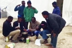 For These Refugees in France, Dreams of a Better Life in England For These Refugees in France, Dreams of a Better Life in England