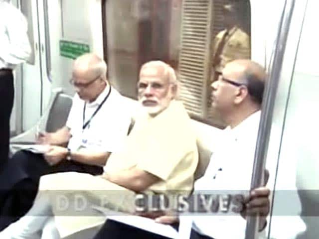 Videos : ...जब पीएम मोदी ने किया मेट्रो ट्रेन में सफर
