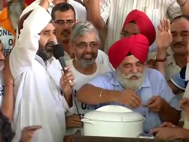 पूर्व सैनिकों का आमरण अनशन खत्म, आंदोलन जारी रहेगा