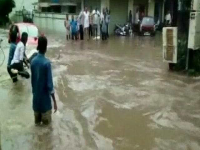 Videos : हैदराबाद में भारी बारिश से बाढ़ जैसे हालात