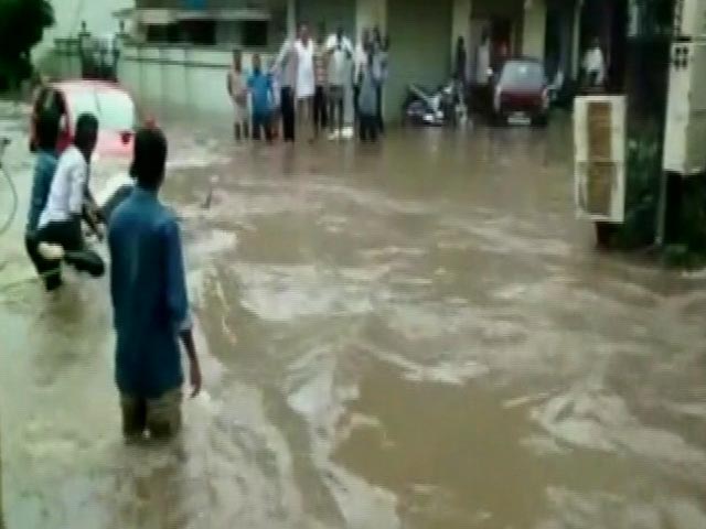 हैदराबाद में भारी बारिश से बाढ़ जैसे हालात