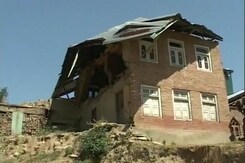कश्मीर बाढ़ को एक साल पूरा, पुनर्वास की धीमी रफ्तार से लोग नाराज कश्मीर बाढ़ को एक साल पूरा, पुनर्वास की धीमी रफ्तार से लोग नाराज