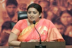 Row Over '<i>Hawaa Baazi</i>': Smriti Irani Hits Back at Sonia Gandhi Row Over '<i>Hawaa Baazi</i>': Smriti Irani Hits Back at Sonia Gandhi