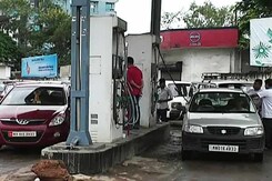 देश में सबसे महंगा पेट्रोल मणिपुर में, बिक रहा है 200 रुपये लीटर देश में सबसे महंगा पेट्रोल मणिपुर में, बिक रहा है 200 रुपये लीटर