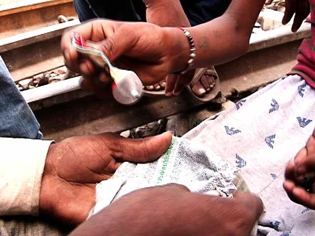 दिल्ली की गलियों में बचपन छीन रहे हैं नशे के कारोबारी