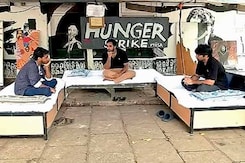गजेंद्र चौहान को हटाने की मांग को लेकर अनशन पर FTII के छात्र गजेंद्र चौहान को हटाने की मांग को लेकर अनशन पर FTII के छात्र