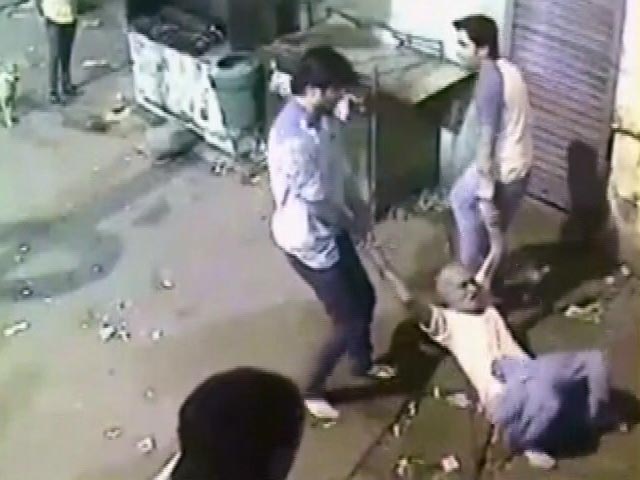 CCTV में कैद बेरहमी की इंतहा :  बुजुर्ग की पीट-पीटकर ली जान