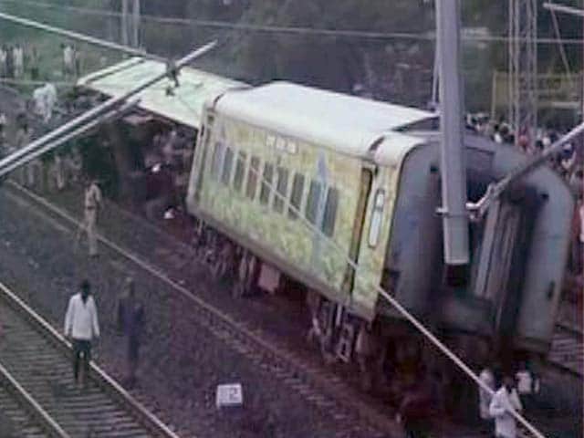 Video : 2 Dead, 8 Injured After Duranto Express Derails in Karnataka