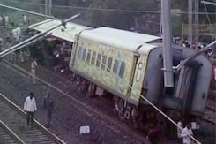 2 Dead, 8 Injured After Duranto Express Derails in Karnataka 2 Dead, 8 Injured After Duranto Express Derails in Karnataka
