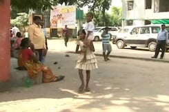 This 11-Year-Old Girl Carried Her Brother 8 Km to a Jharkhand Hospital This 11-Year-Old Girl Carried Her Brother 8 Km to a Jharkhand Hospital