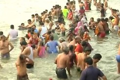 कुंभ : नासिक और त्र्यंबकेश्वर में दूसरा शाही स्नान, बड़ी तादाद में श्रद्धालु लगा रहे हैं डुबकी कुंभ : नासिक और त्र्यंबकेश्वर में दूसरा शाही स्नान, बड़ी तादाद में श्रद्धालु लगा रहे हैं डुबकी
