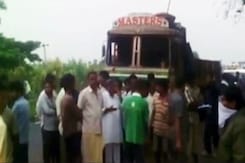 आंध्र प्रदेश : पूर्वी गोदावरी जिले में ट्रक पलटा, 16 लोगों की मौत आंध्र प्रदेश : पूर्वी गोदावरी जिले में ट्रक पलटा, 16 लोगों की मौत