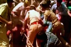 जोधपुर : वायुसेना की भर्ती के दौरान लाठीचार्ज, ज्यादा उम्मीदवार पहुंचने से बिगड़े हालात जोधपुर : वायुसेना की भर्ती के दौरान लाठीचार्ज, ज्यादा उम्मीदवार पहुंचने से बिगड़े हालात