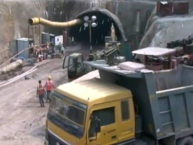 Videos : हिमाचल प्रदेश : सुरंग में फंसे 3 मजदूरों को निकालने में ली जा रही NDRF की मदद
