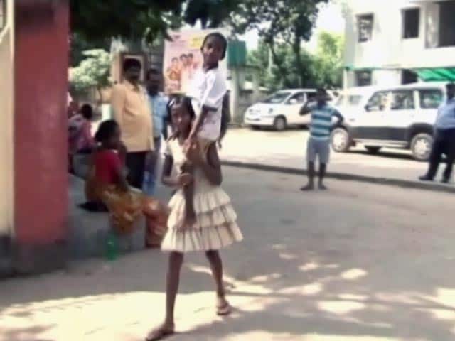 Video : छोटे भाई के इलाज में जुटी 11 साल की इस लड़की के हौसले को मिलने लगी मदद