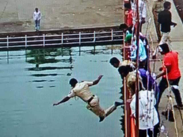 Video : Kumbh Super-Cop: He Jumped 20 Feet Into the River to Save a Life