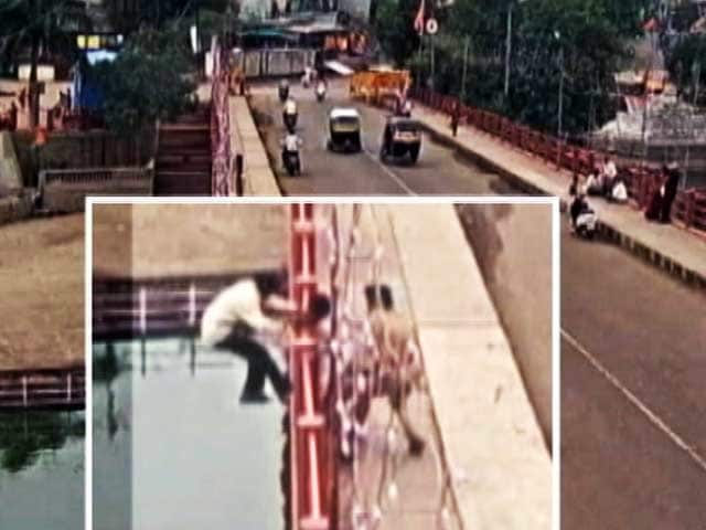 Videos : नासिक में एक पुलिसकर्मी ने ब्रिज से कूदकर बचाई एक शख्स की जान