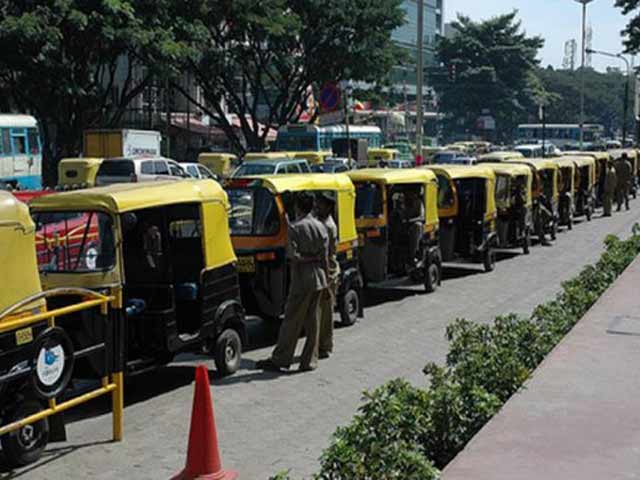Videos : ऑटो चलाने के लिए मराठी आना जरूरी, इस नए नियम से परेशान हैं ऑटो चालक