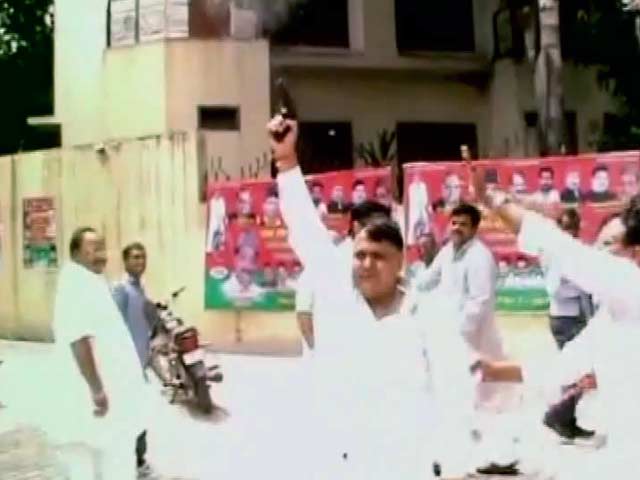 कानून ताक पर रख जश्न मनाते समाजवादी पार्टी के कार्यकर्ता, सरेआम हवा में चलाई गोलियां