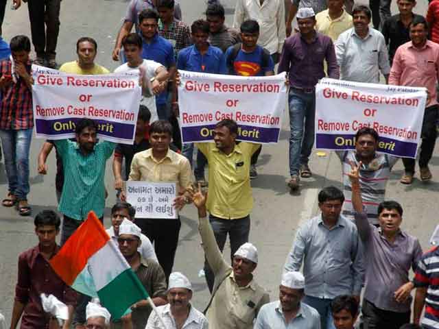 पटेल आंदोलन का नया रंग, बैंकों से निकाले पैसे