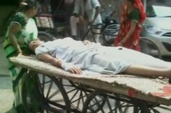 आगरा : अस्पताल में ठेलों पर मरीज, स्ट्रेचर पर ले जाया जा रहा कूड़ा! आगरा : अस्पताल में ठेलों पर मरीज, स्ट्रेचर पर ले जाया जा रहा कूड़ा!