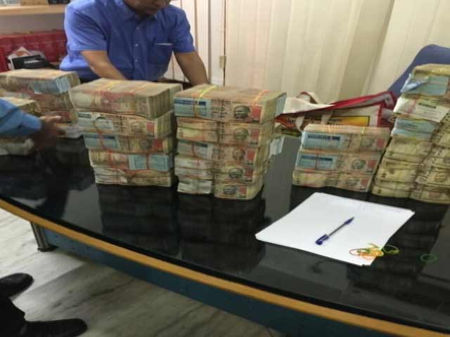 Video : What 3 Crores Looks Like in Cash. Found in Raids Against Rajasthan Officials